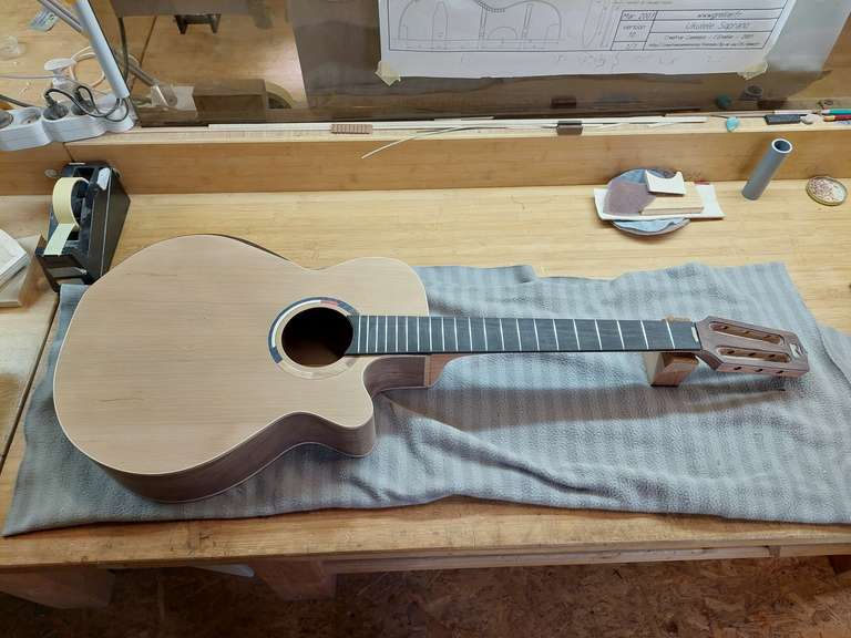 Photo illustrant une guitare assemblée mais pas encore terminée